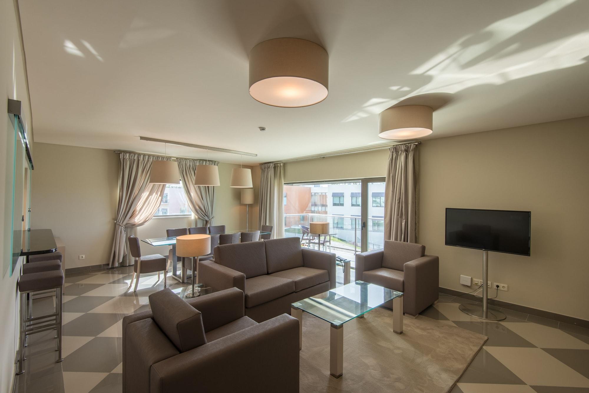 ヴィラ ガーレ シントラ エクステリア 写真 A living room in a suite at the hotel